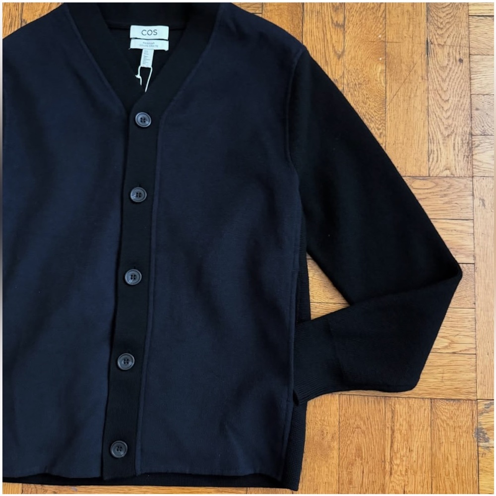 New-COS
Color-Block Paneled Wool Cardigan - Picture 5 of 14